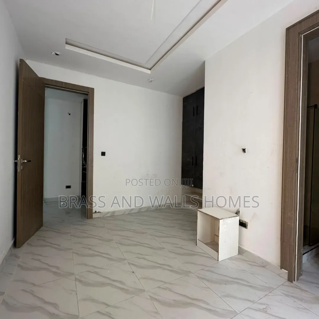 Furnished 1bdrm Apartment in Lekki Phase 1 for sale