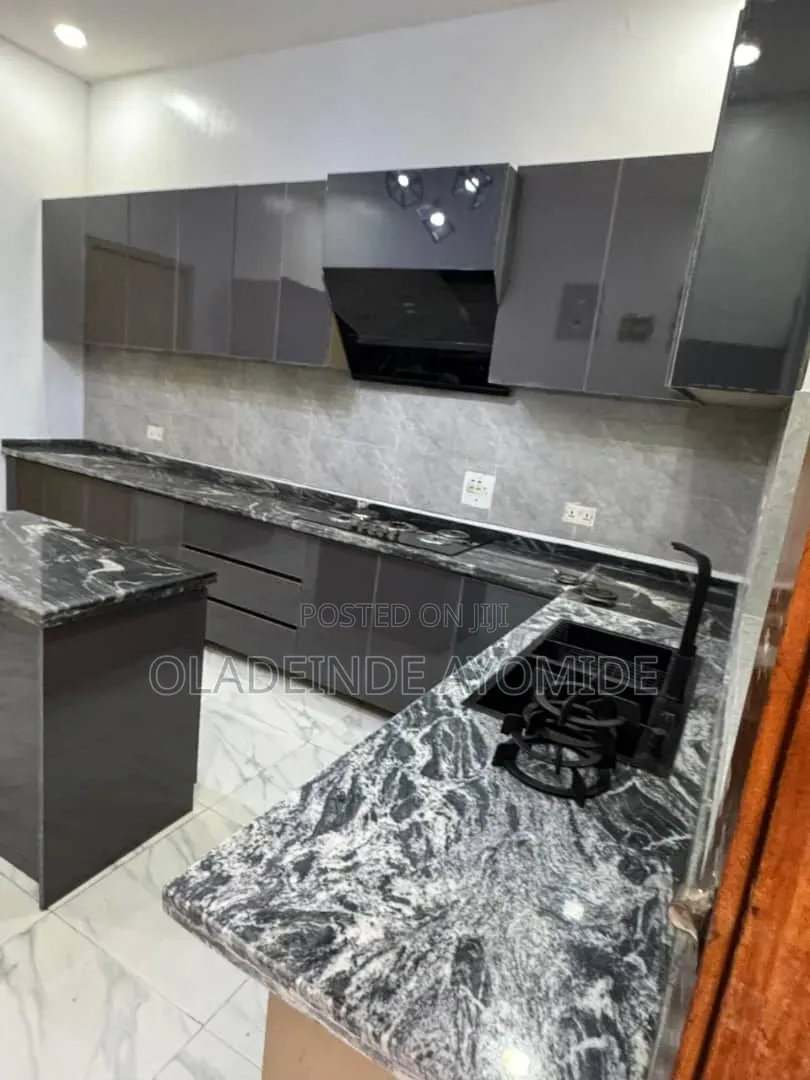 5bdrm Duplex in Chevron for rent