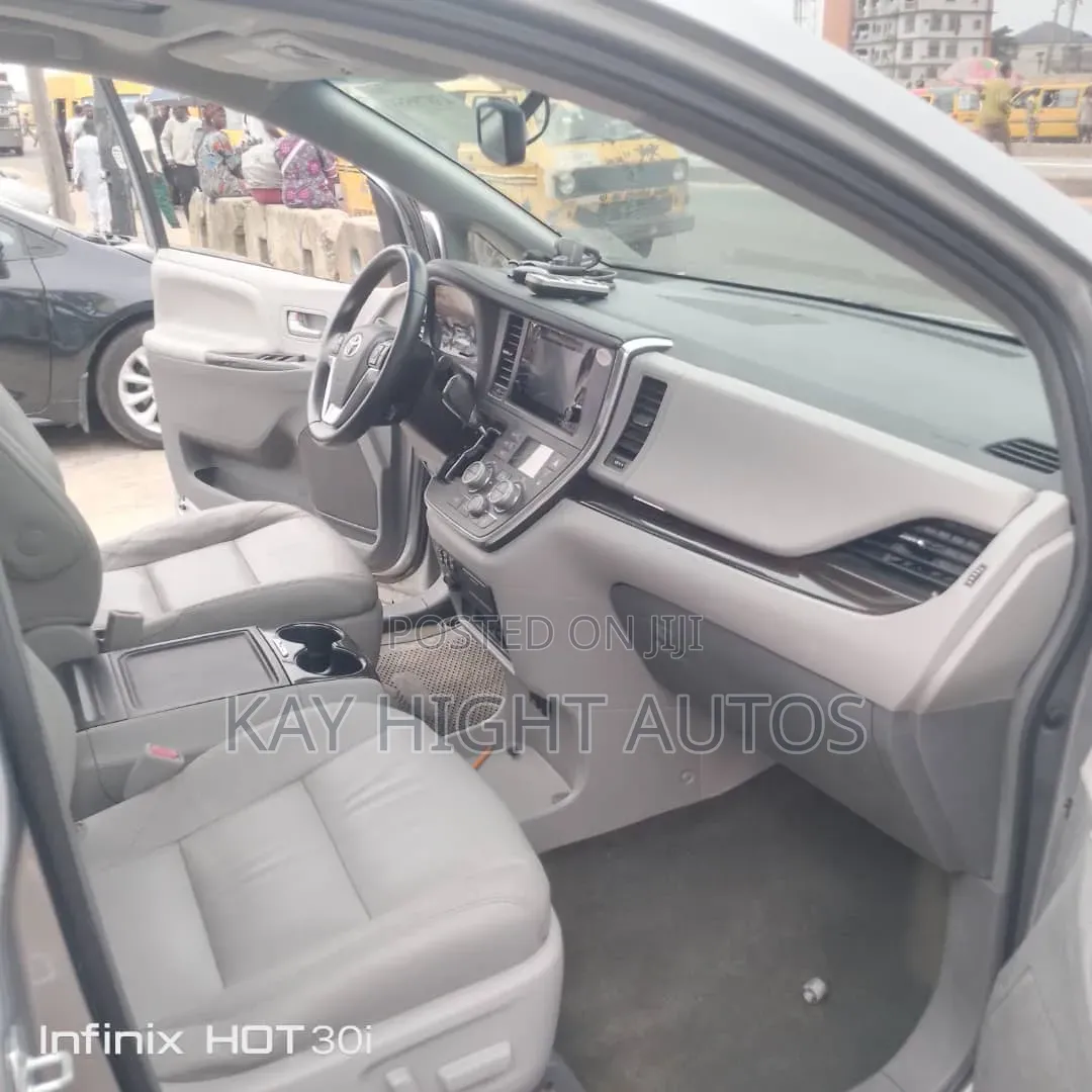 Toyota Sienna XLE 7 Passenger (3.5L 6cyl 8A) 2017 Silver