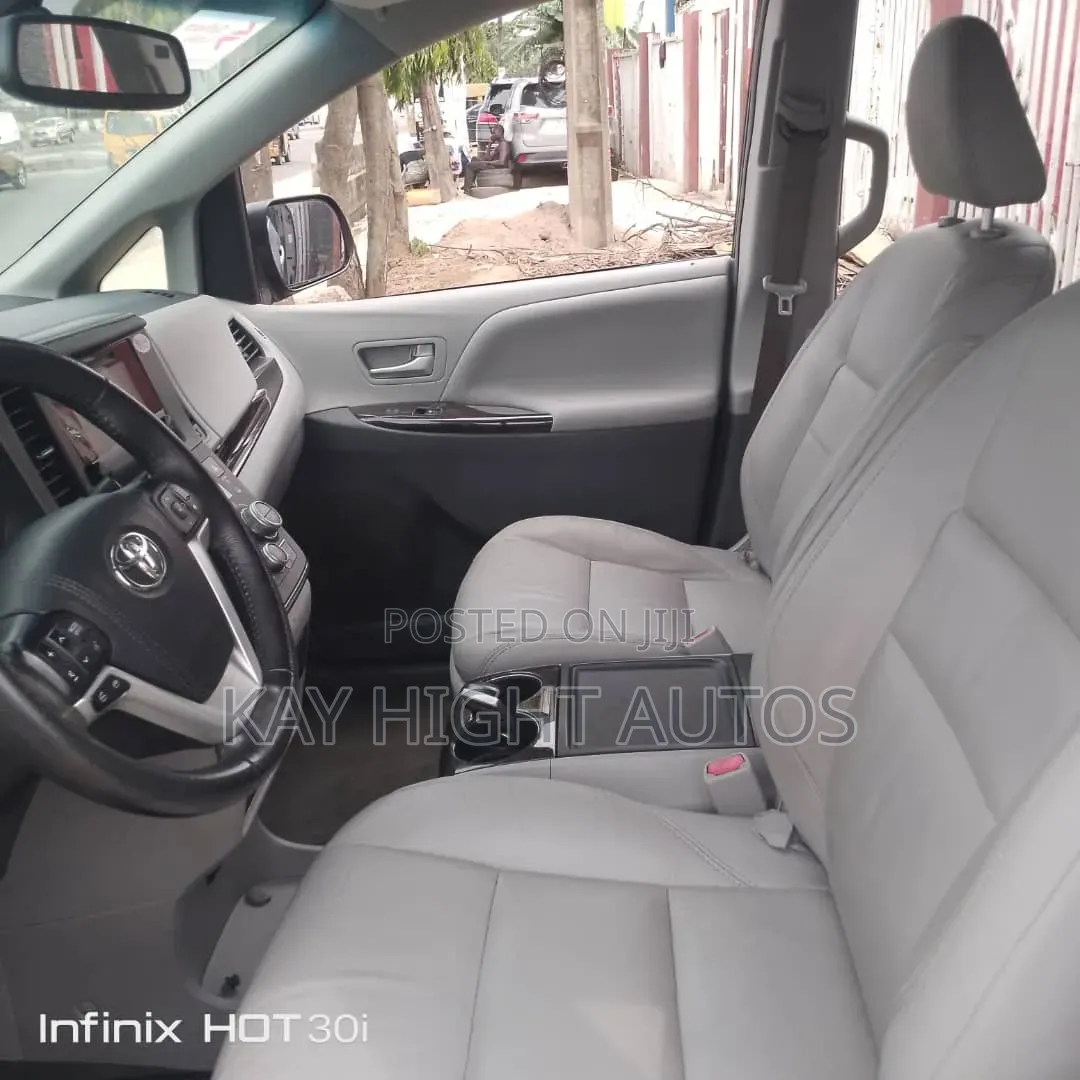Toyota Sienna XLE 7 Passenger (3.5L 6cyl 8A) 2017 Silver