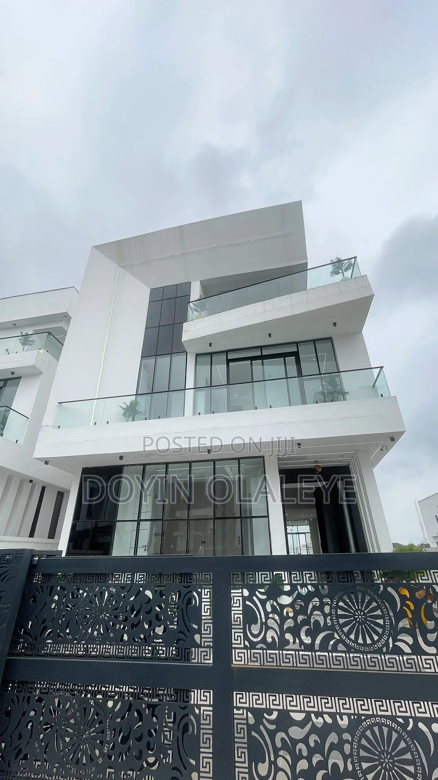 6bdrm Duplex in Chevron for sale