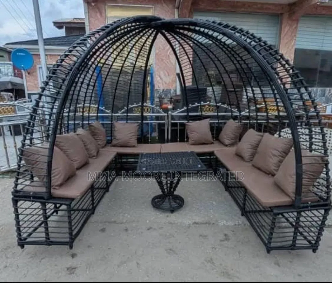 Outdoor Basket Cafe With Chairs