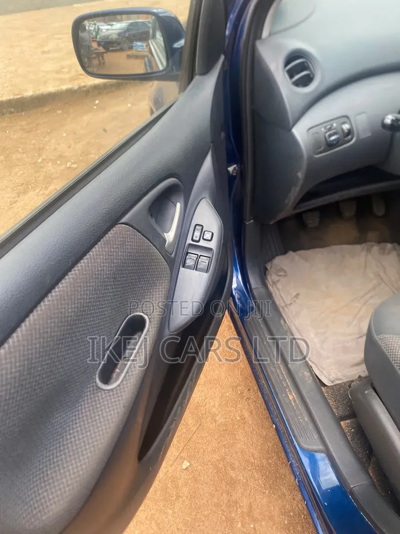 Toyota Yaris 2024 Blue