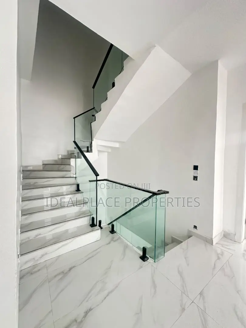 5bdrm Duplex in Lekki for sale