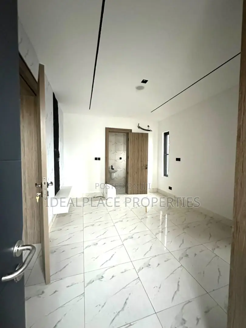 2bdrm Apartment in Lekki Phase 1 for sale