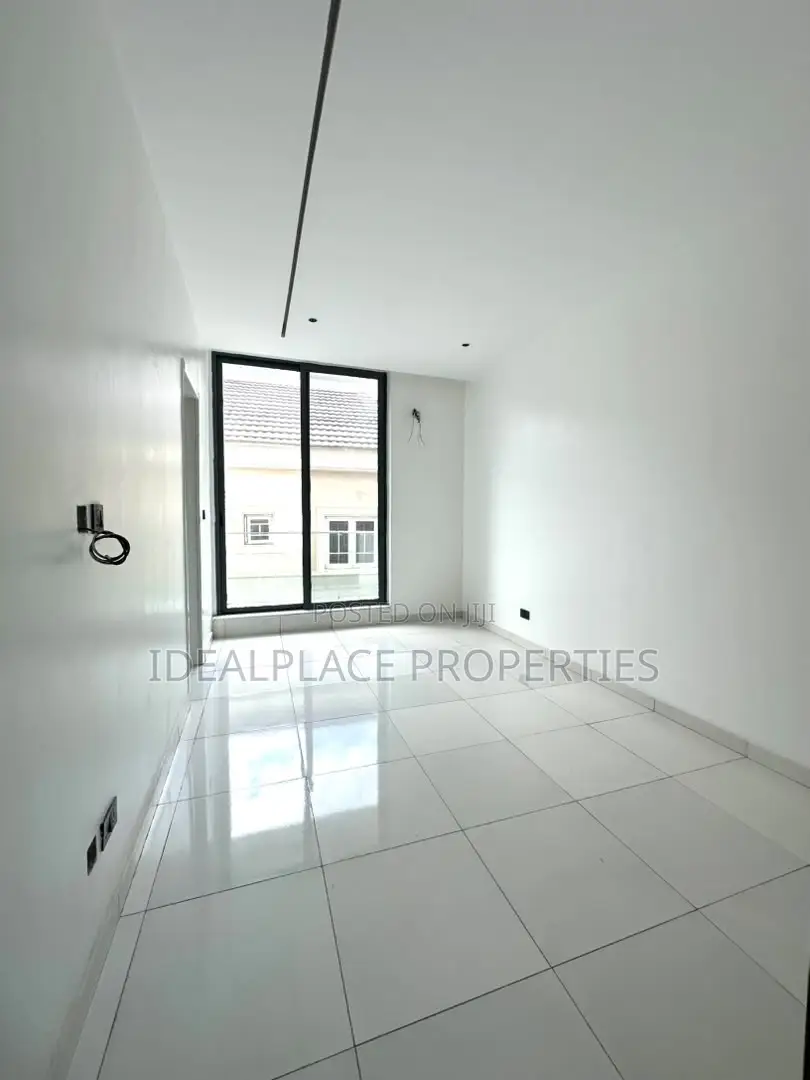 2bdrm Apartment in Lekki Phase 1 for sale