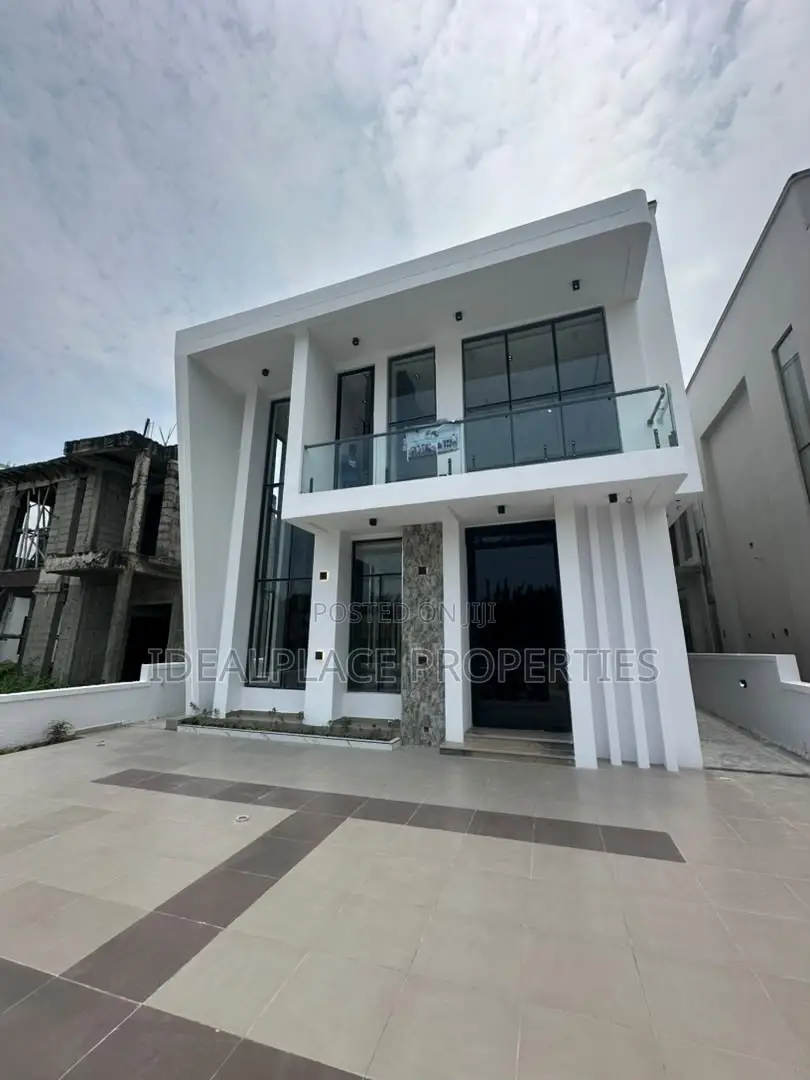 5bdrm House in Ikota for sale
