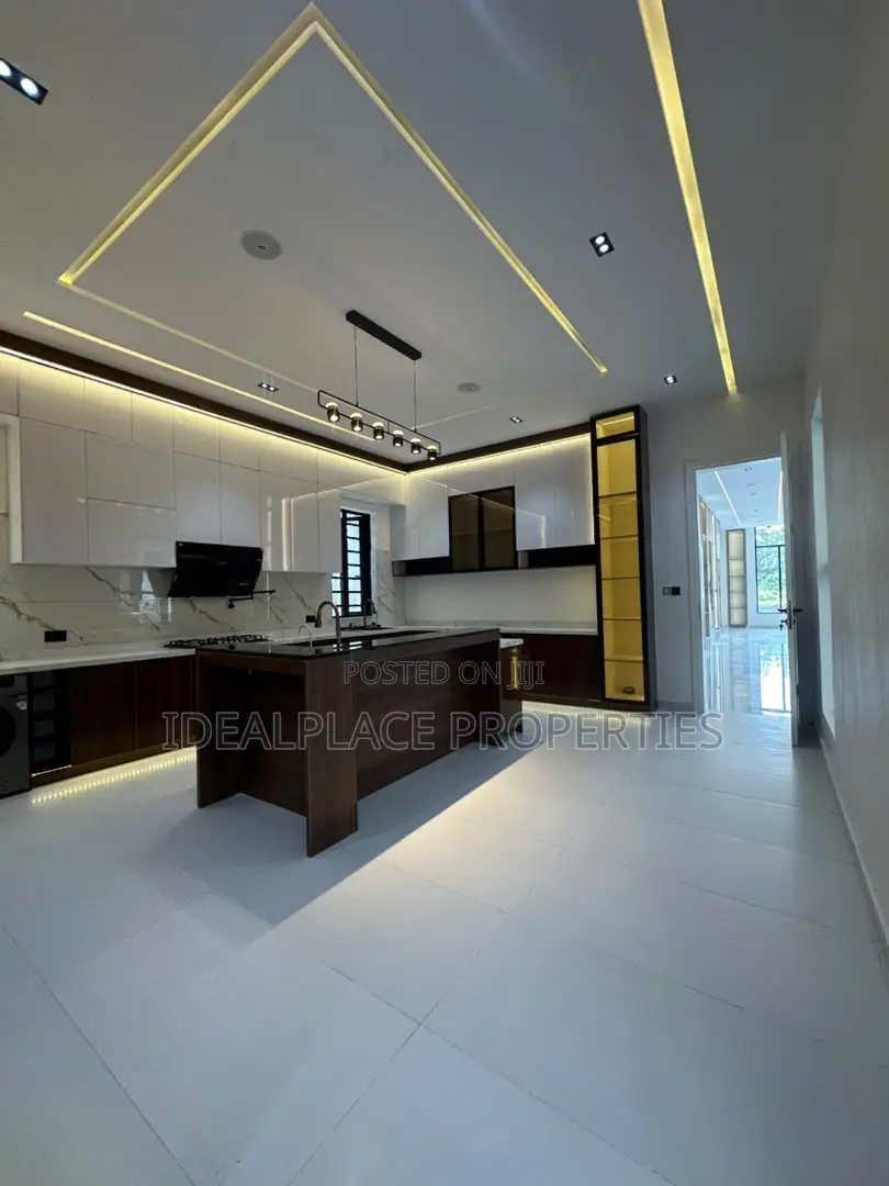 5bdrm House in Ikota for sale