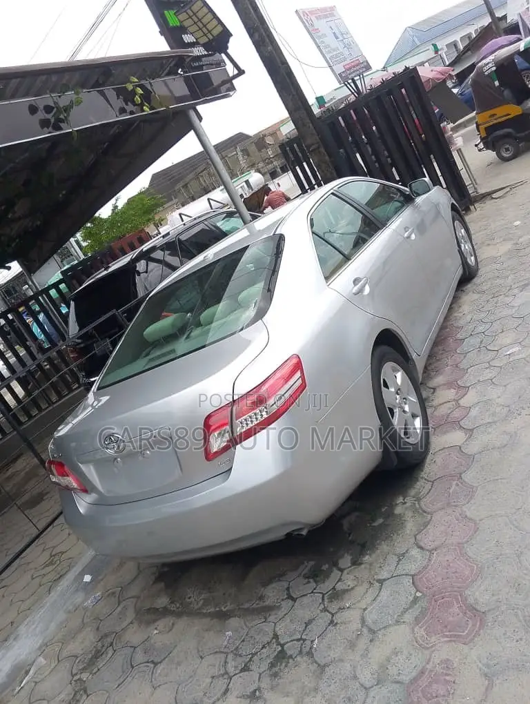 Toyota Camry LE 4dr Sedan (2.5L 4cyl 6AM) 2010 Silver