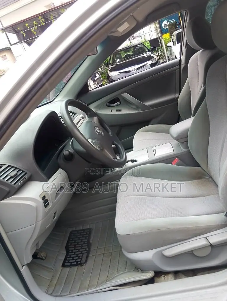 Toyota Camry LE 4dr Sedan (2.5L 4cyl 6AM) 2010 Silver
