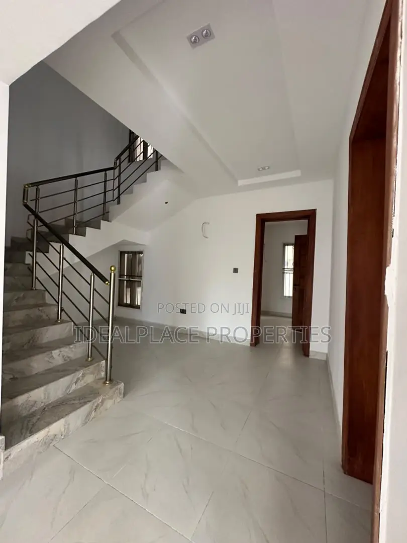 5bdrm Maisonette in Lekki Phase 1 for sale