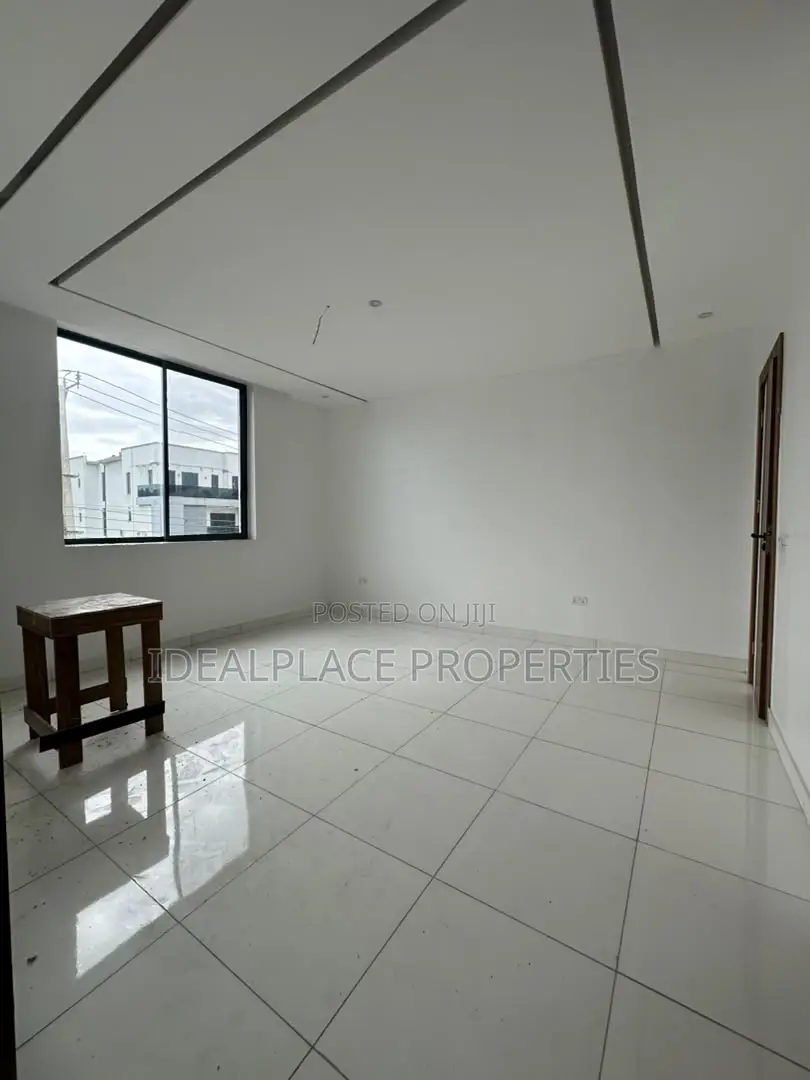 2bdrm Apartment in Lekki Phase 1 for sale