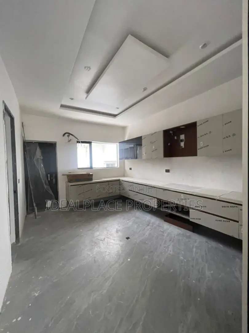 5bdrm Duplex in Osapa london for sale
