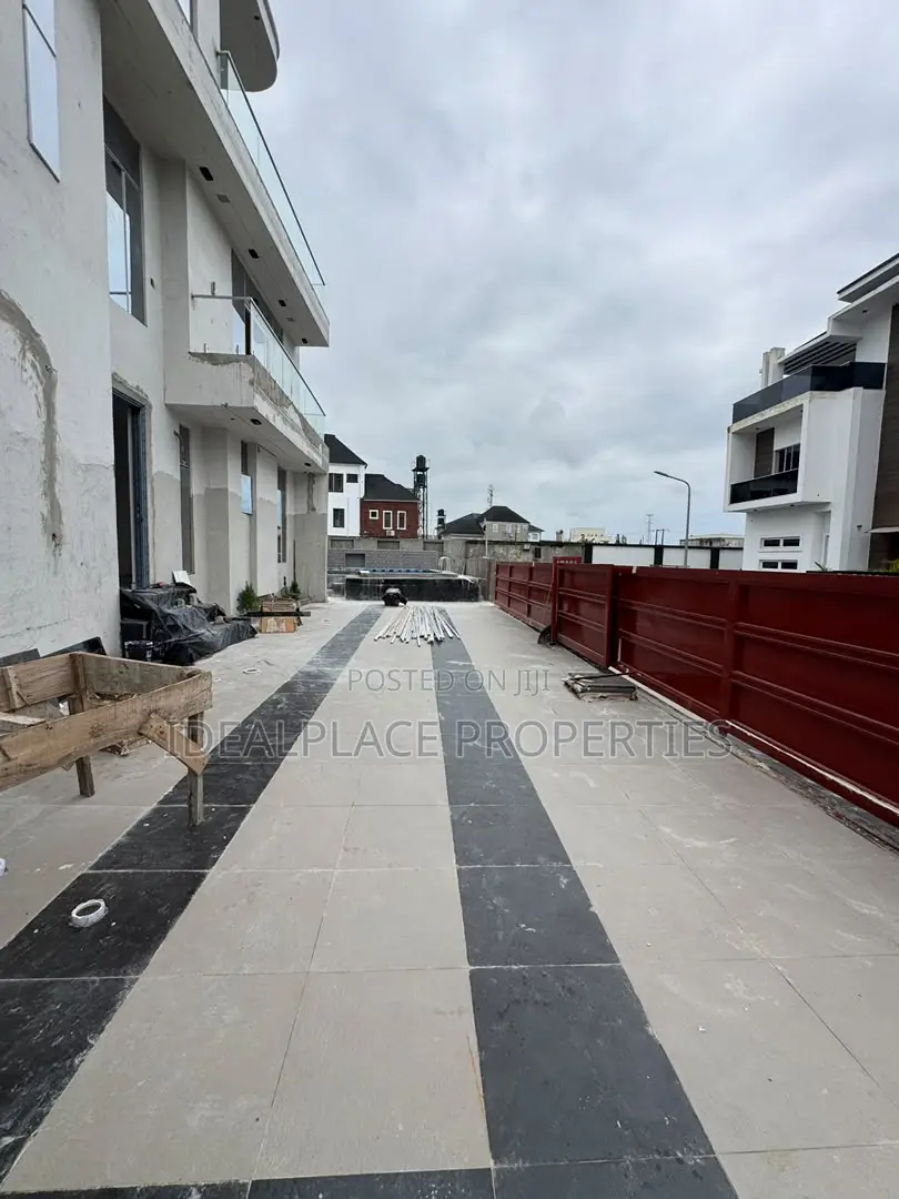 5bdrm Duplex in Chevron for sale