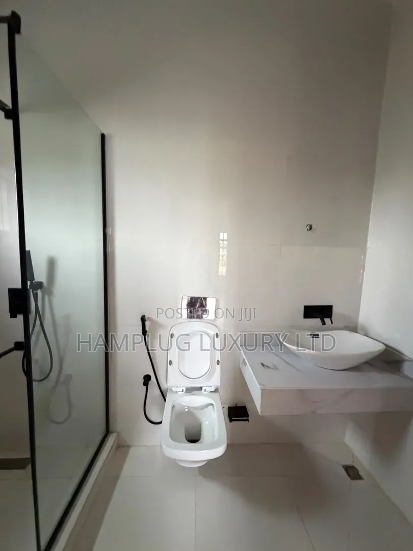 5bdrm Duplex in Jahi for sale