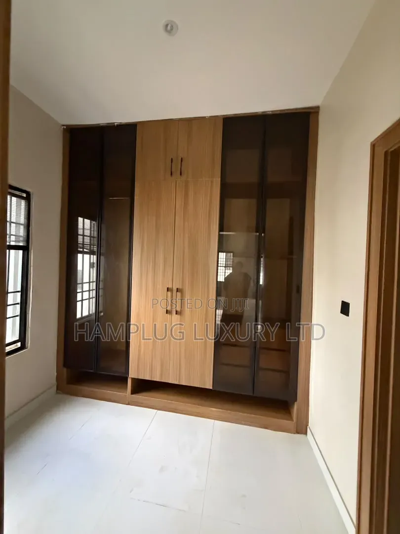 5bdrm Duplex in Jahi for sale