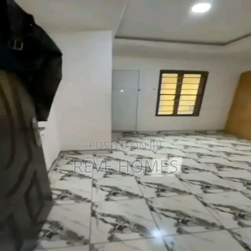 2bdrm Block of Flats in Onipanu for rent