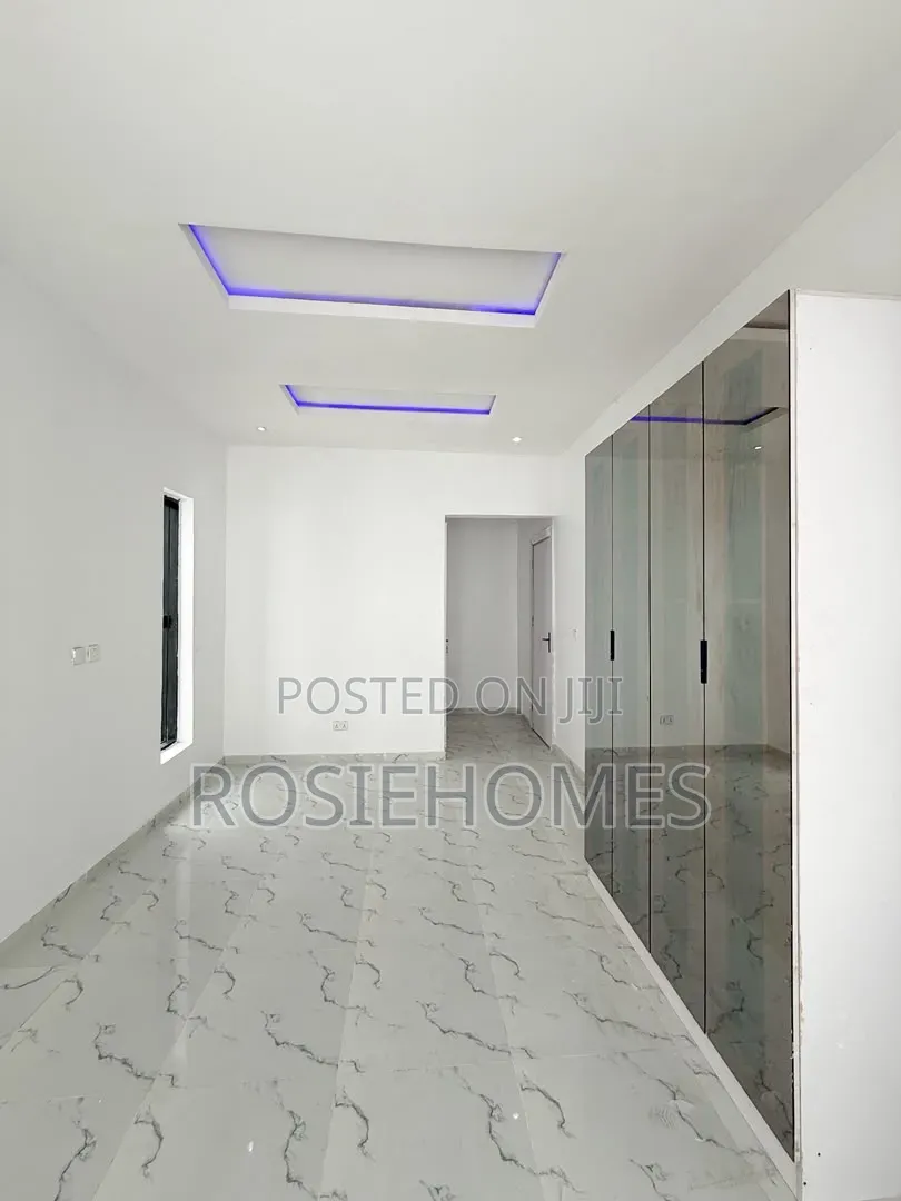 4bdrm Duplex in Daffodil Estate, Chevron for sale