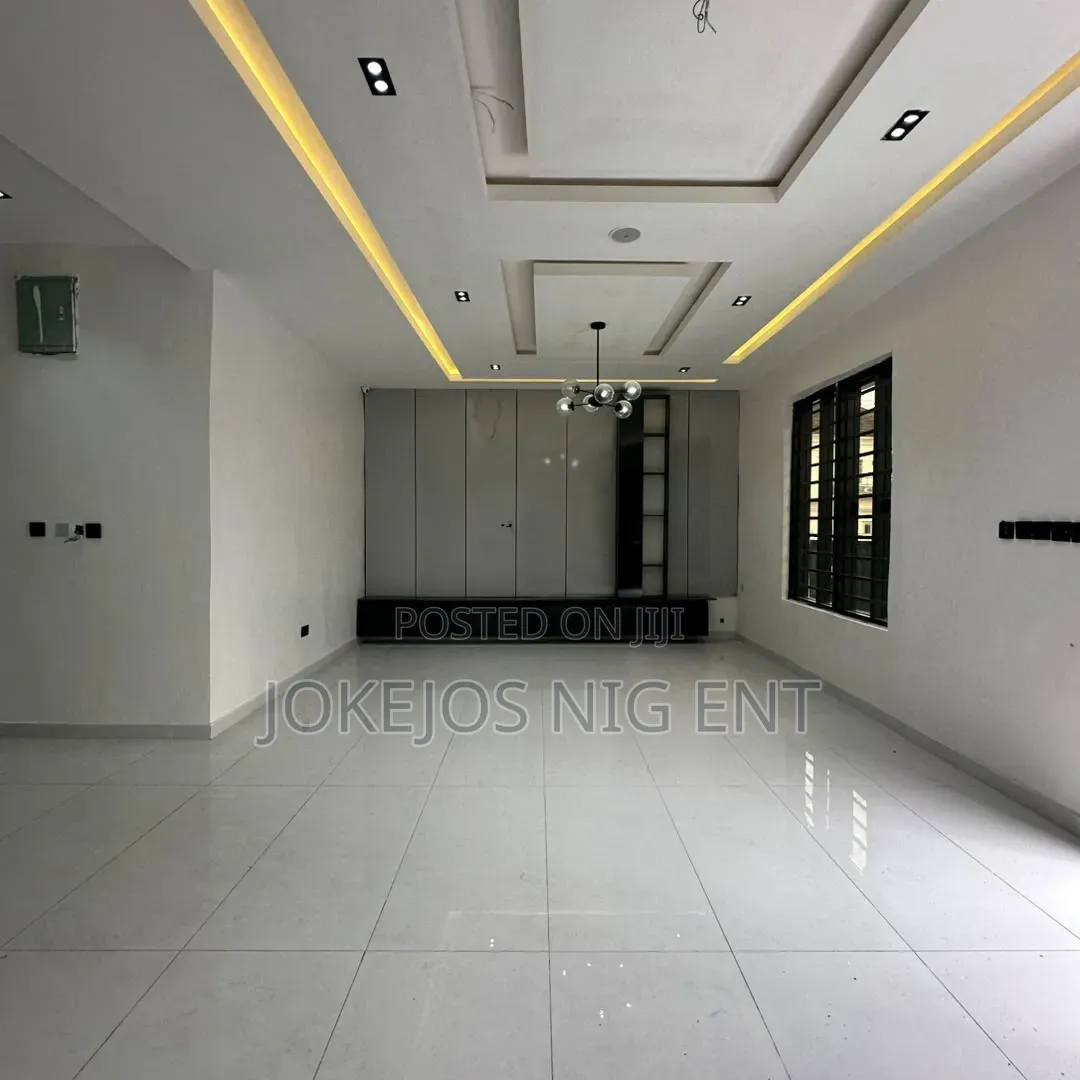 4bdrm Duplex in Igboefan Idado for sale