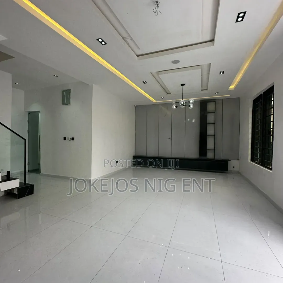 4bdrm Duplex in Igboefan Idado for sale