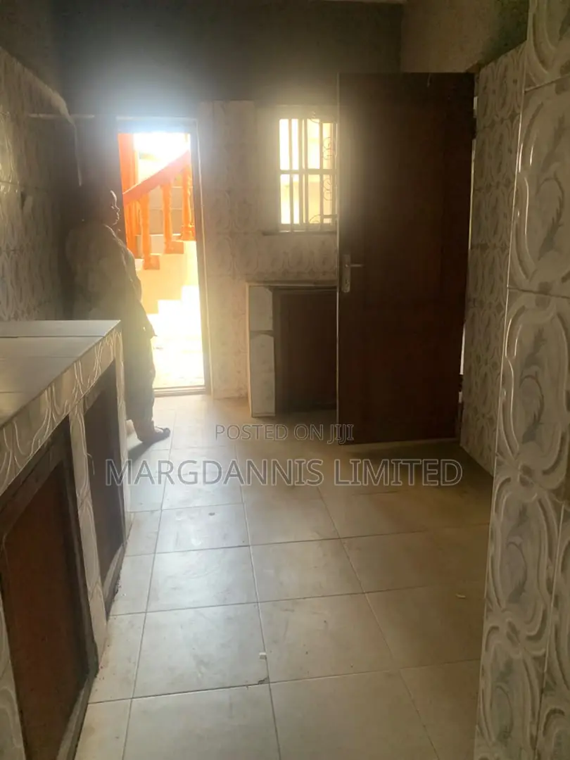 3bdrm Block of Flats in Radio, Ikorodu Garage for rent