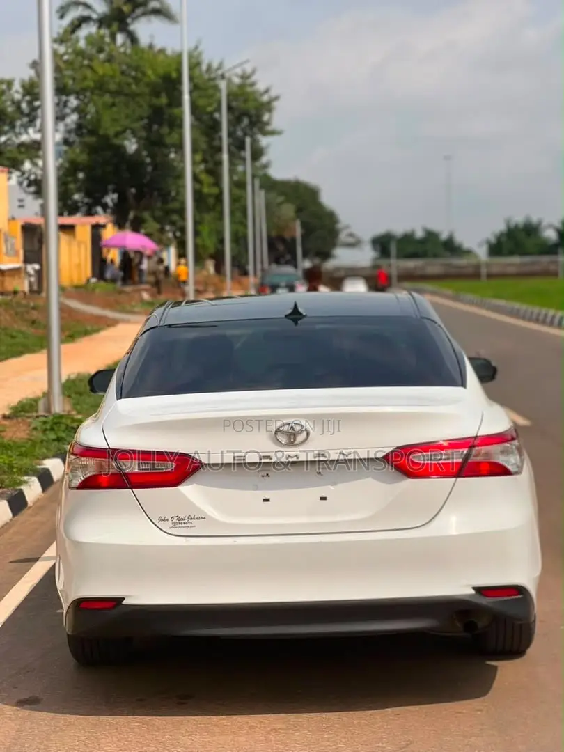 Toyota Camry SE (2.5L 4cyl 8A) 2019 White