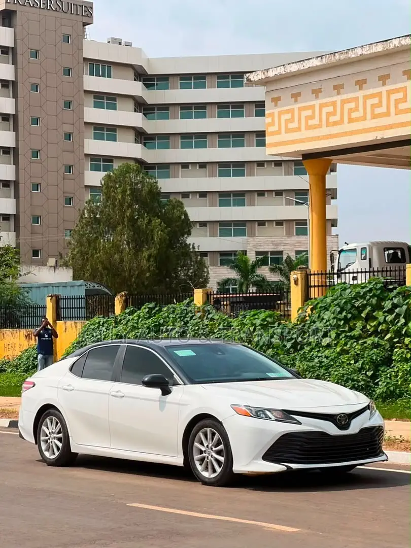 Toyota Camry SE (2.5L 4cyl 8A) 2019 White