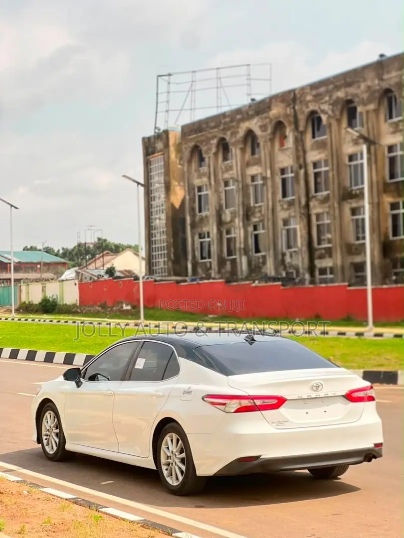 Toyota Camry SE (2.5L 4cyl 8A) 2019 White
