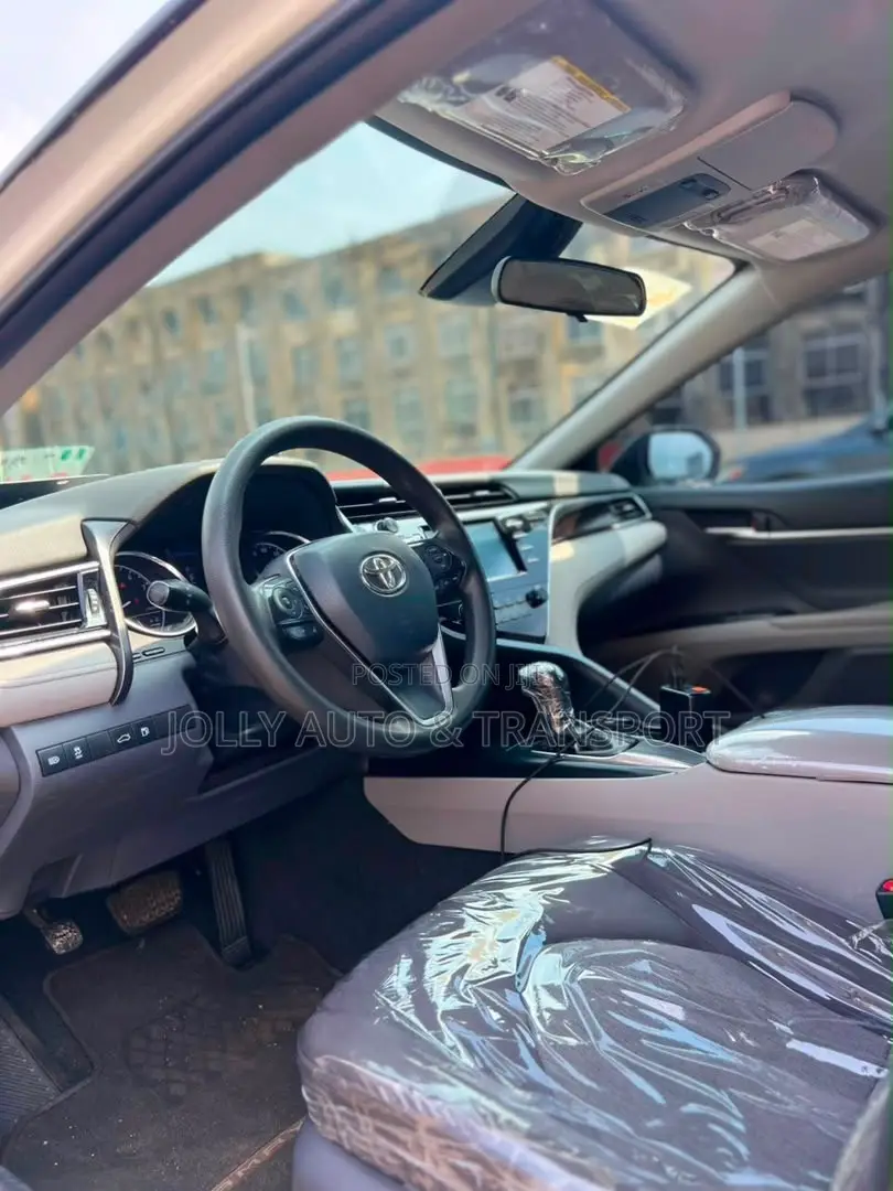 Toyota Camry SE (2.5L 4cyl 8A) 2019 White