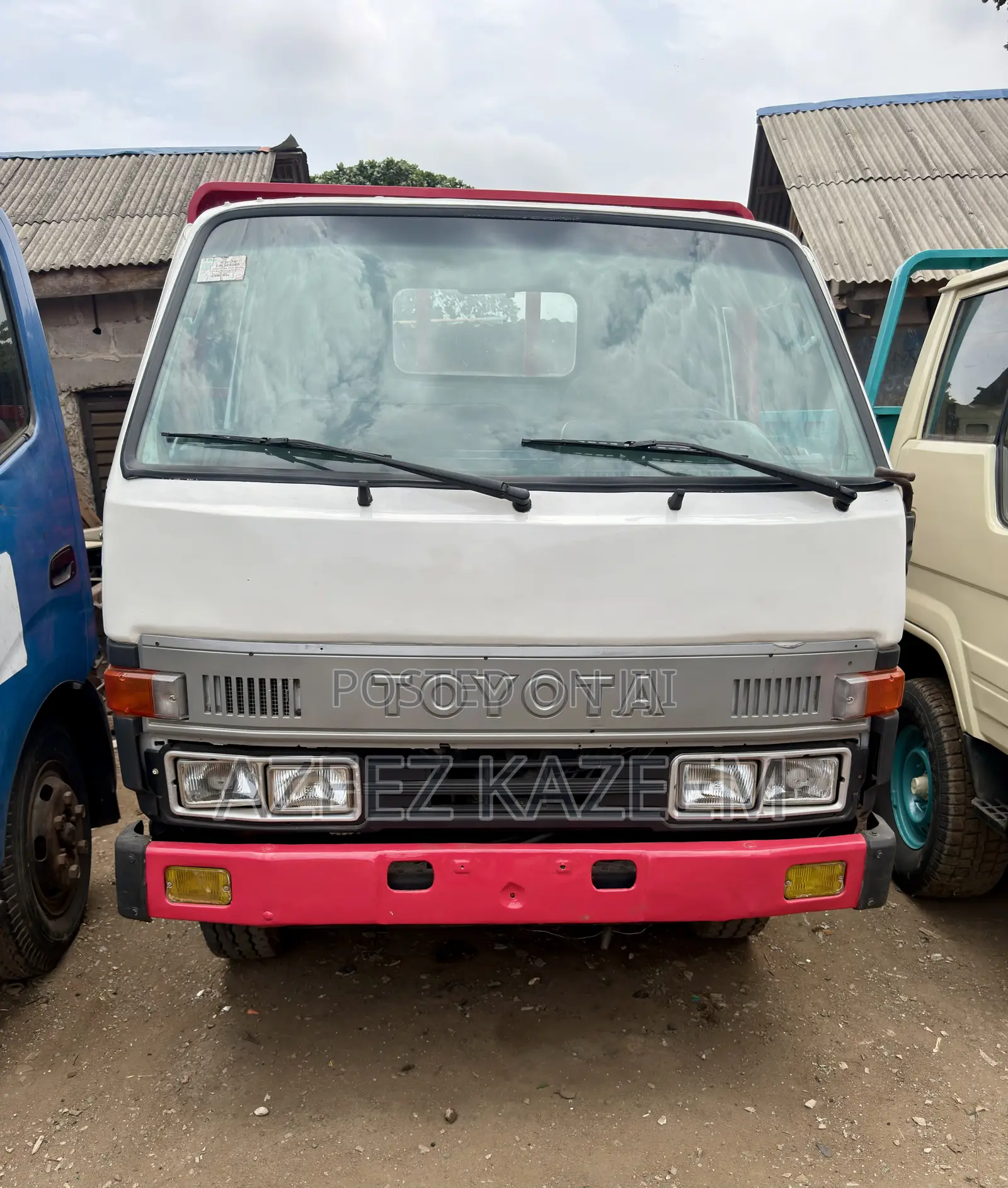 Toyota Dyna 200 Six Tyres 2RZ Injector Engine 1999 White