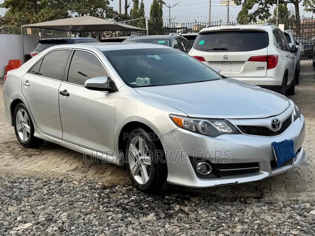 Toyota Camry SE 4dr Sedan (2.5L 4cyl 6A) 2013 Silver