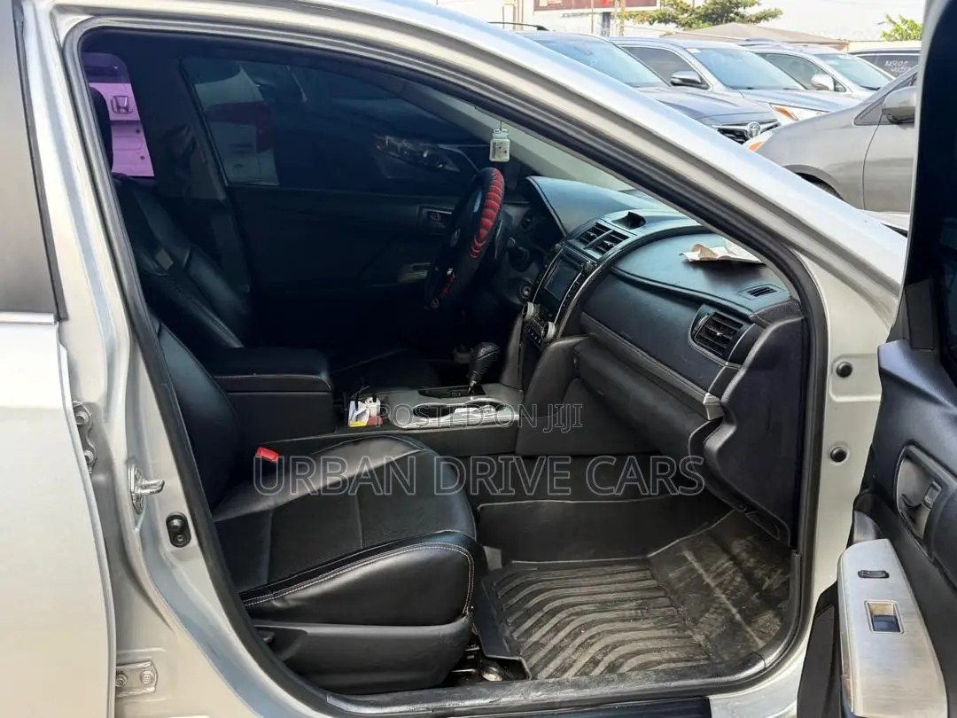 Toyota Camry SE 4dr Sedan (2.5L 4cyl 6A) 2013 Silver
