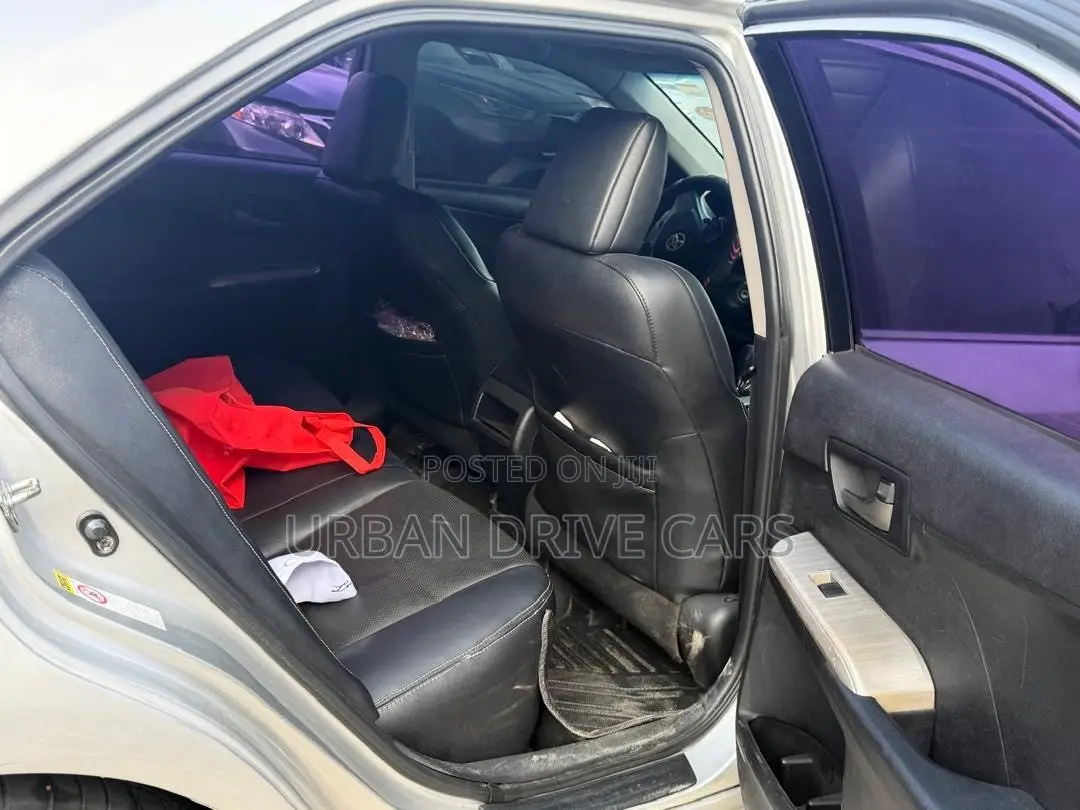 Toyota Camry SE 4dr Sedan (2.5L 4cyl 6A) 2013 Silver