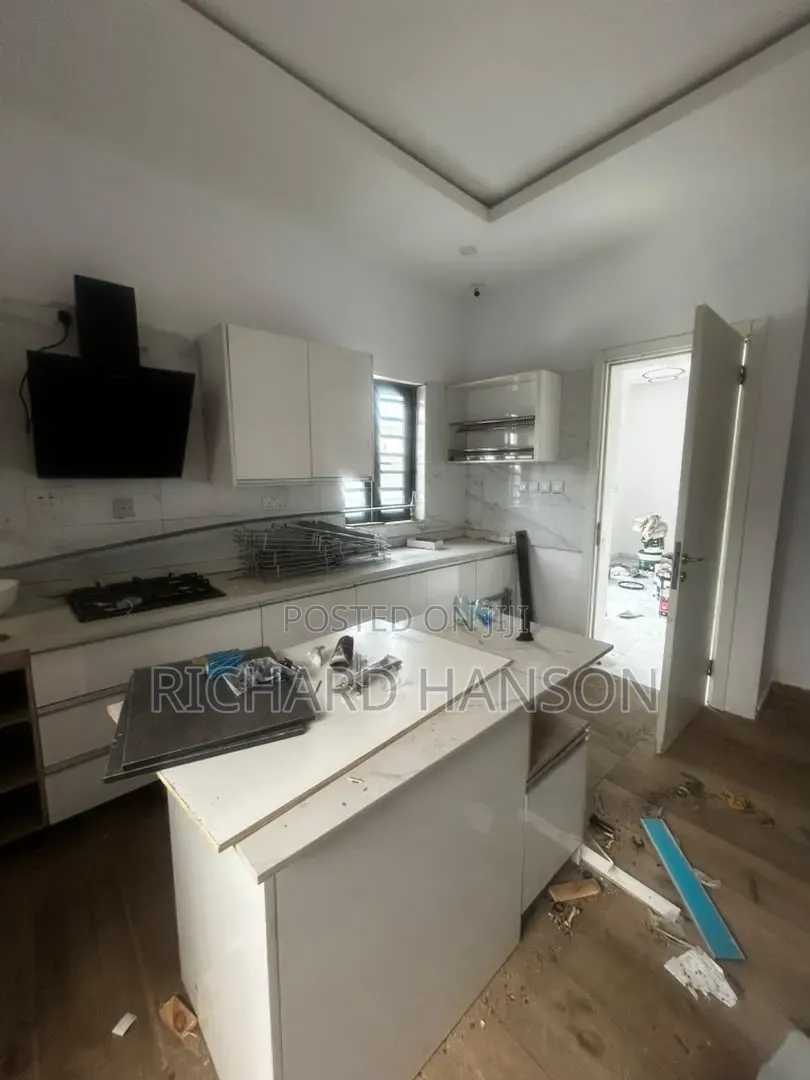 5bdrm Duplex in Lekki Phase 1 for rent
