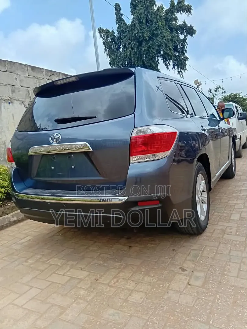 Toyota Highlander 3.5L 2WD 2013 Blue
