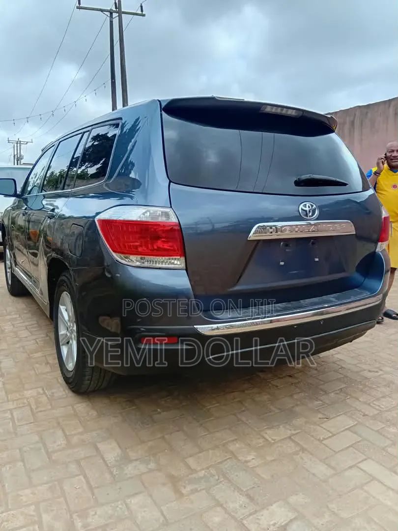 Toyota Highlander 3.5L 2WD 2013 Blue