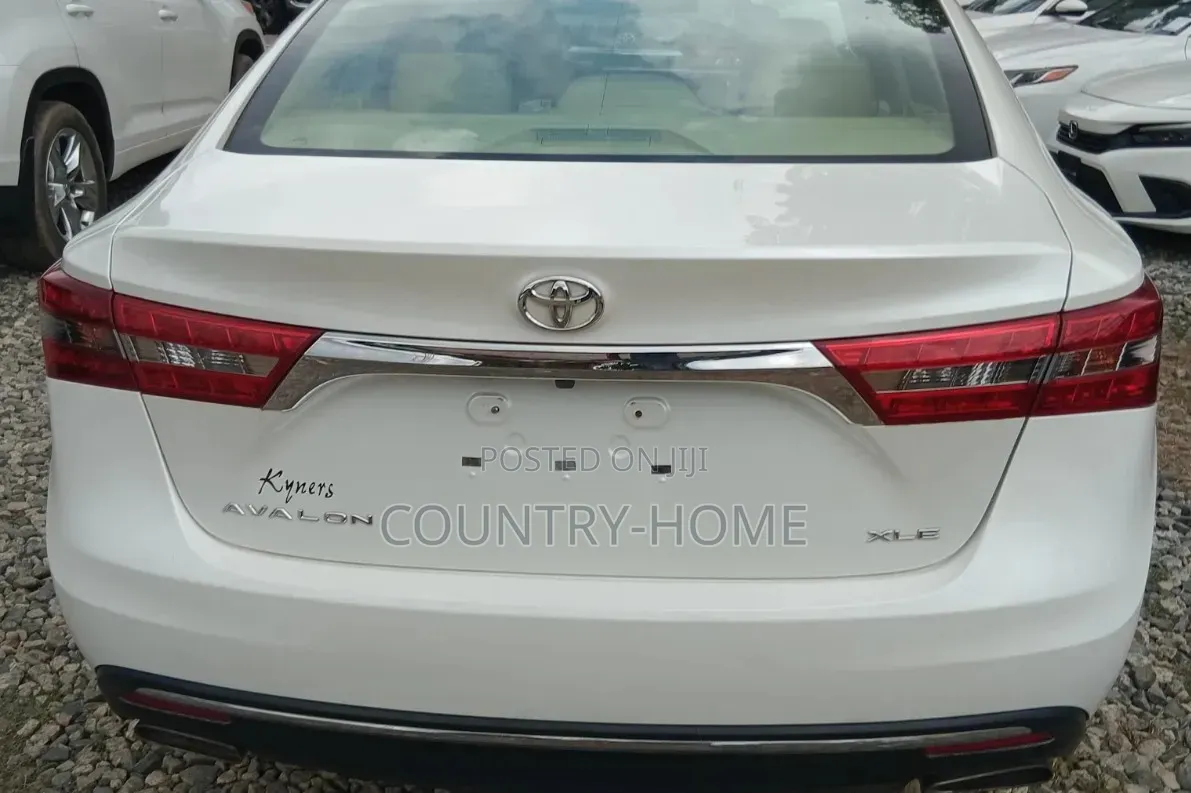 Toyota Avalon XLE Premium FWD Sedan (3.6L 6cyl 6A) 2016 Off white