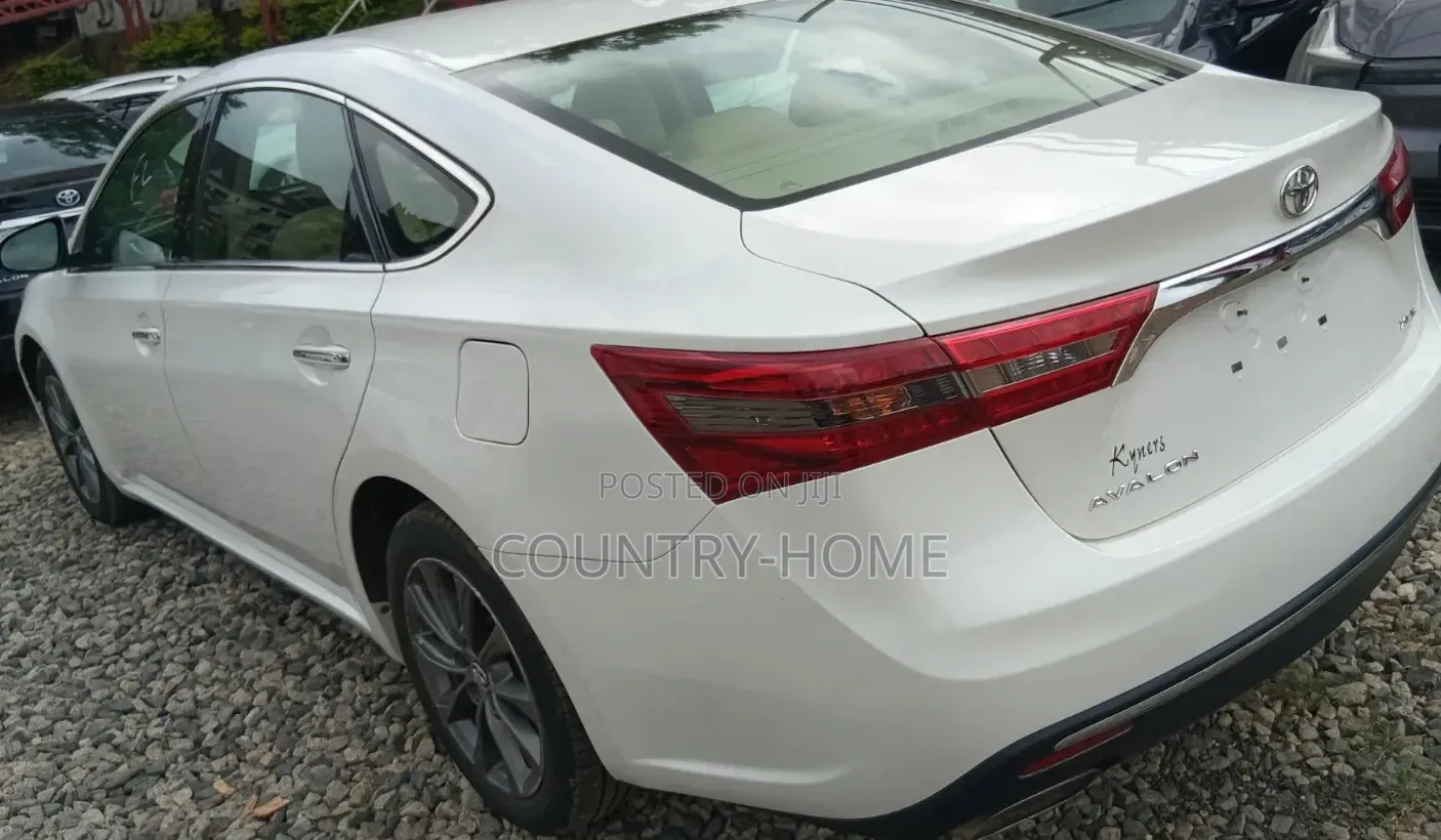 Toyota Avalon XLE Premium FWD Sedan (3.6L 6cyl 6A) 2016 Off white