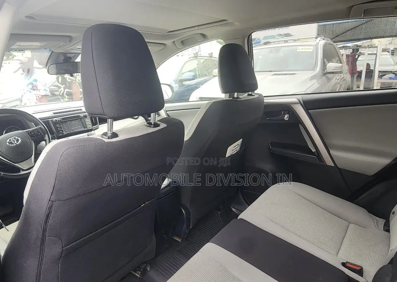 Toyota RAV4 XLE 4dr SUV AWD (2.5L 4cyl 6A) 2018 Gray