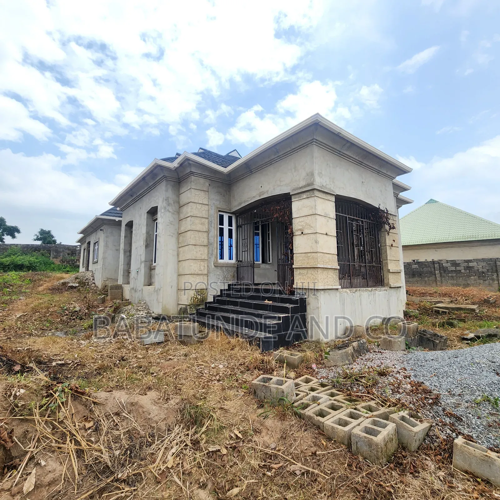 4bdrm Bungalow in Ologuneru for sale