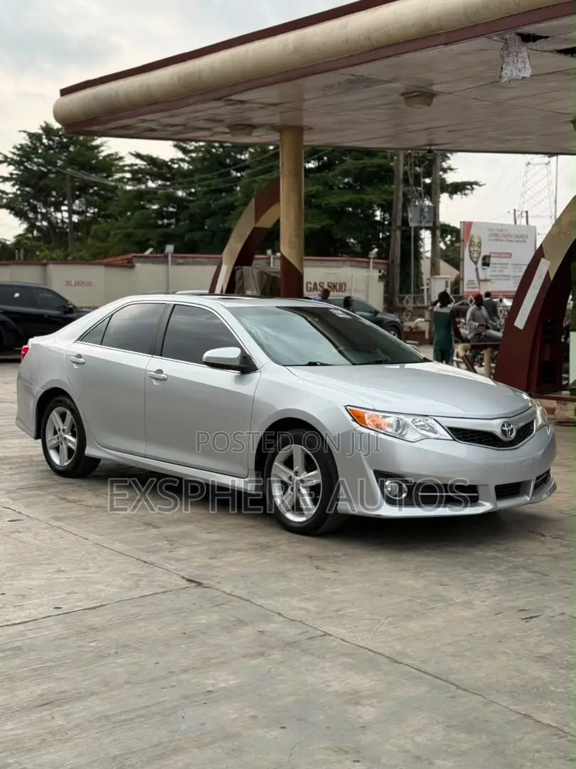 Toyota Camry SE 4dr Sedan (2.5L 4cyl 6A) 2013 Silver