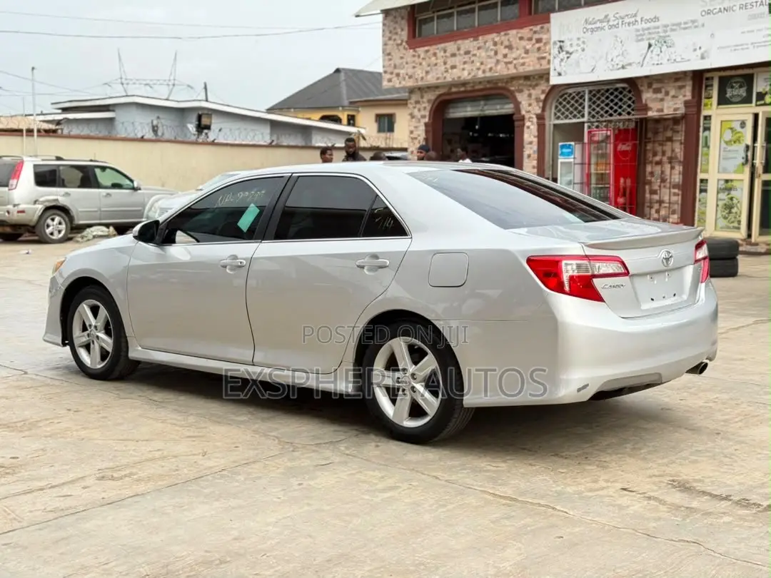 Toyota Camry SE 4dr Sedan (2.5L 4cyl 6A) 2013 Silver