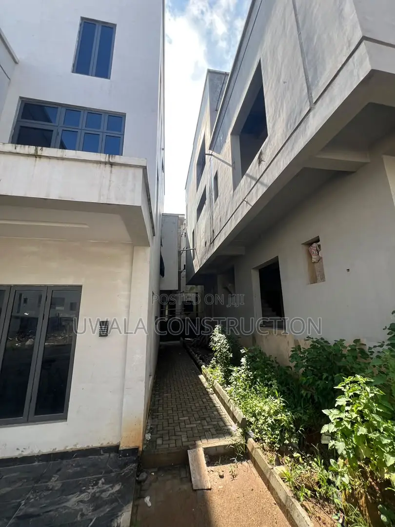 5bdrm Duplex in Guzape District for sale