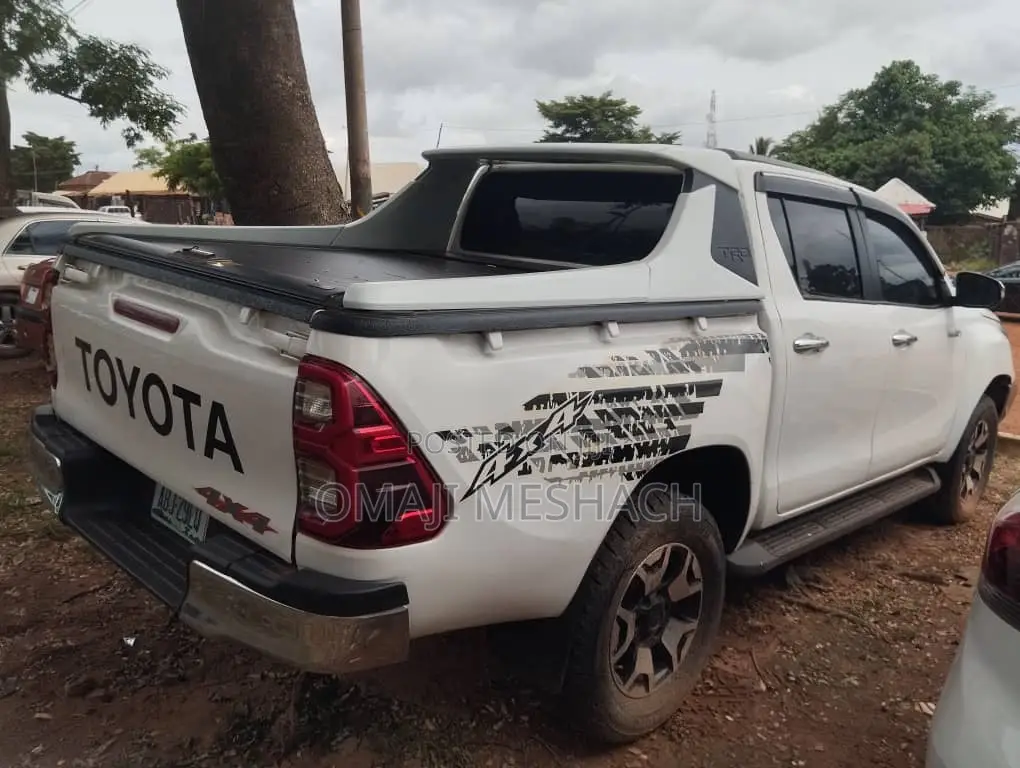 Toyota Hilux 2018 White