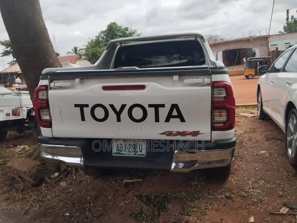 Toyota Hilux 2018 White