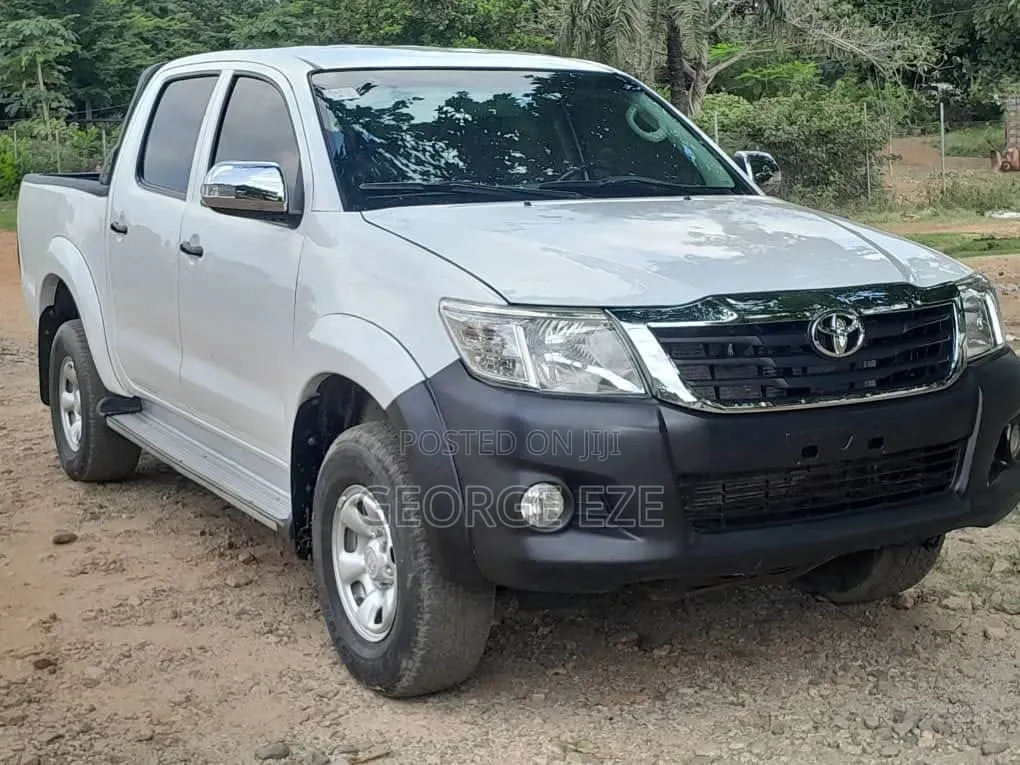 Toyota Hilux 2012 White