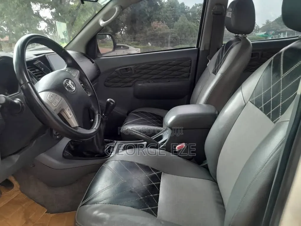 Toyota Hilux 2012 White