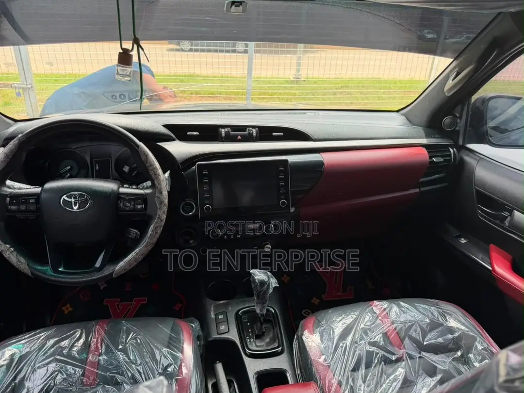 Toyota Hilux 2024 Black