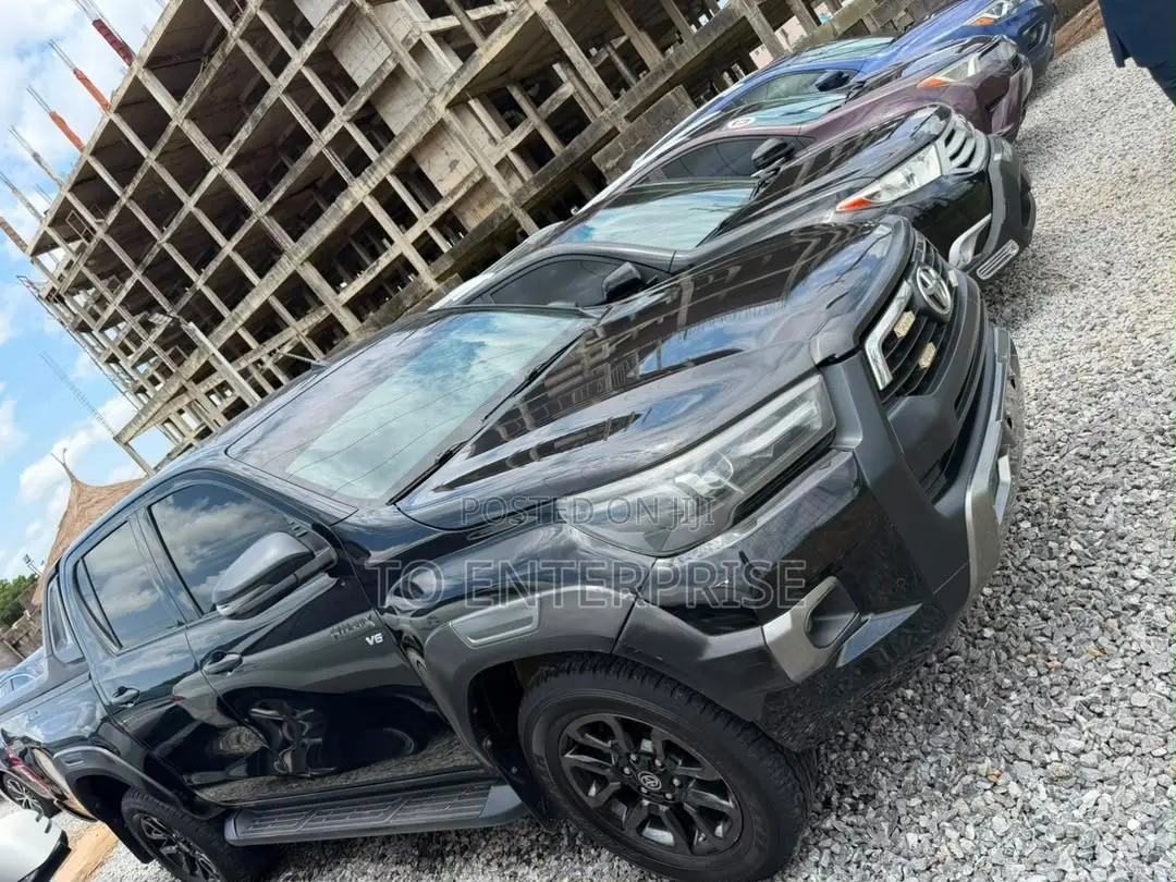 Toyota Hilux 2024 Black
