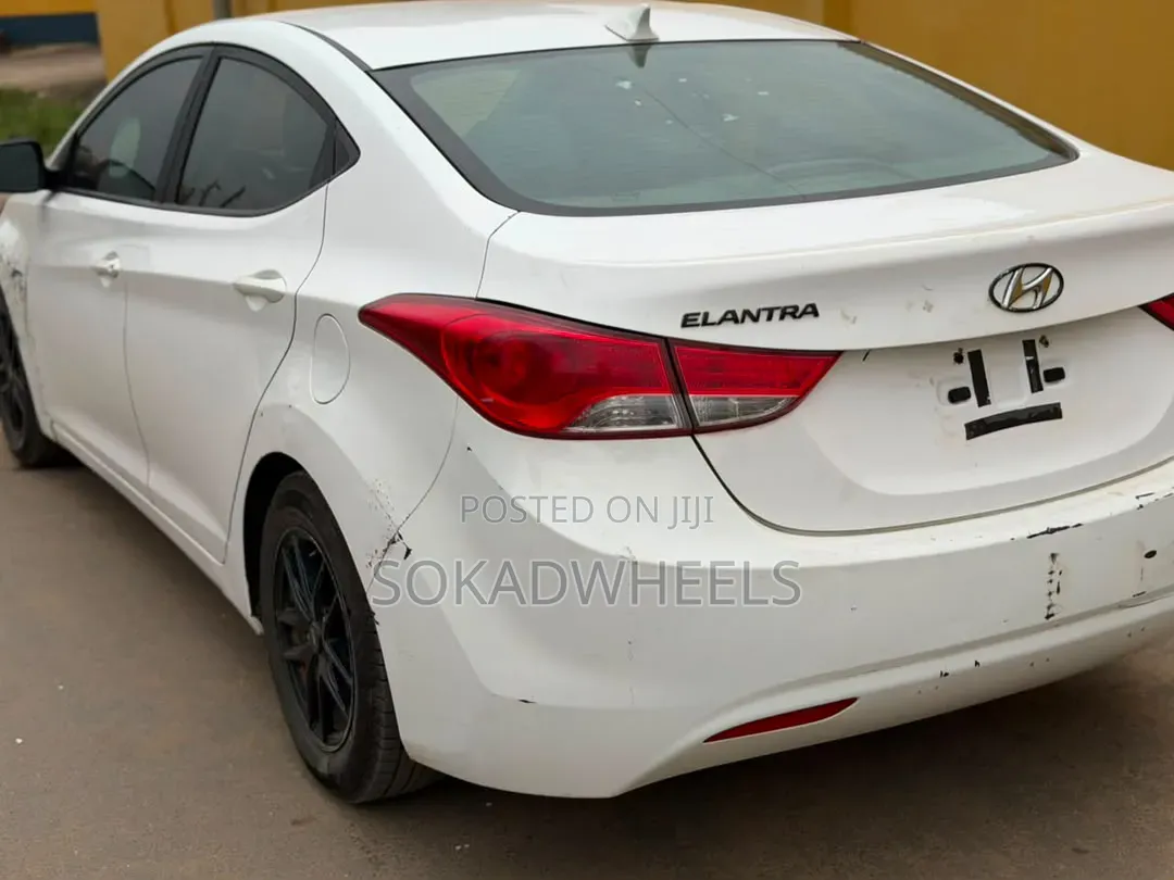 Hyundai Elantra Limited Sedan FWD (1.8L 4cyl 6A) 2013 White